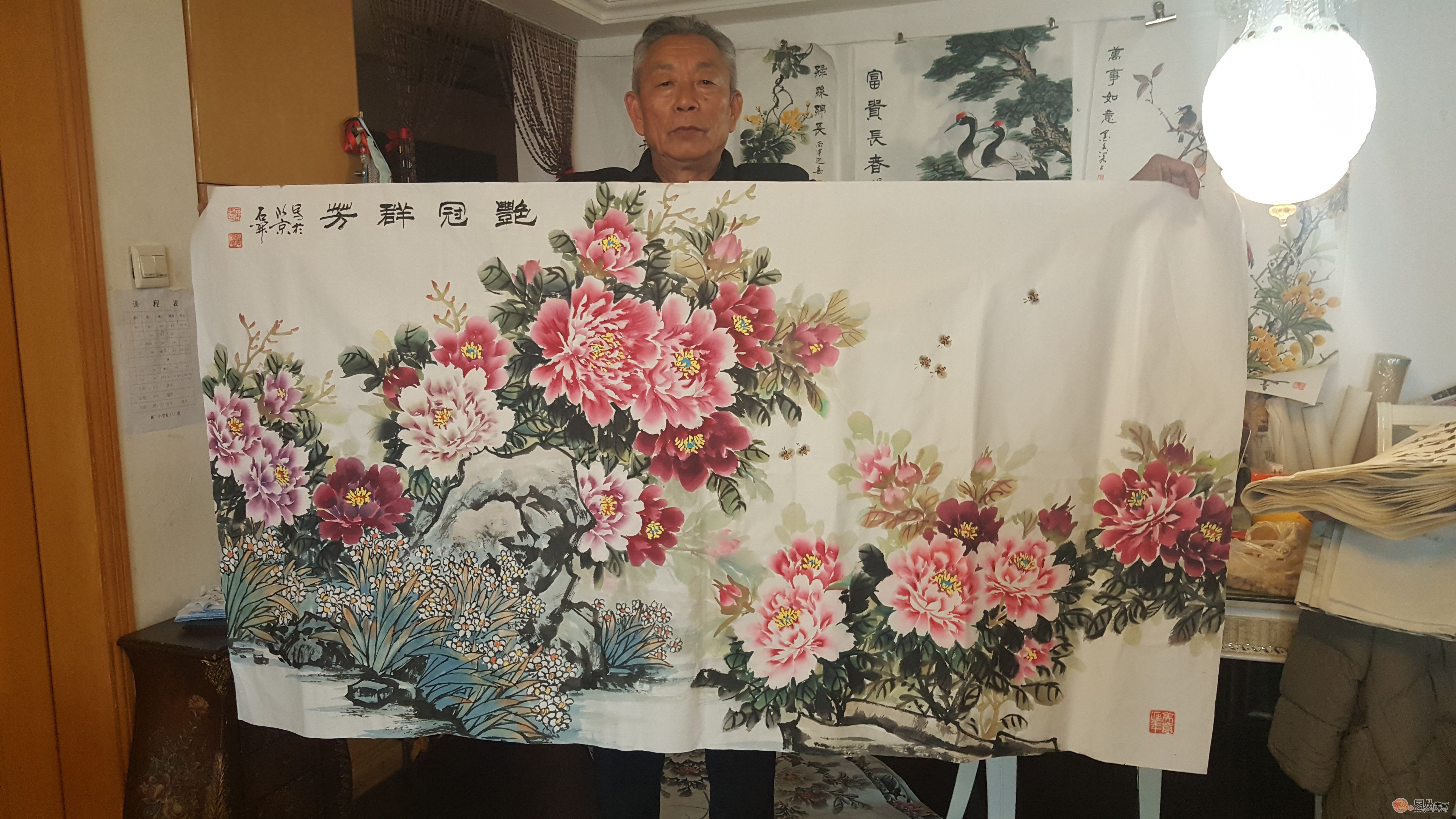 画家石开与《艳冠群芳》合影